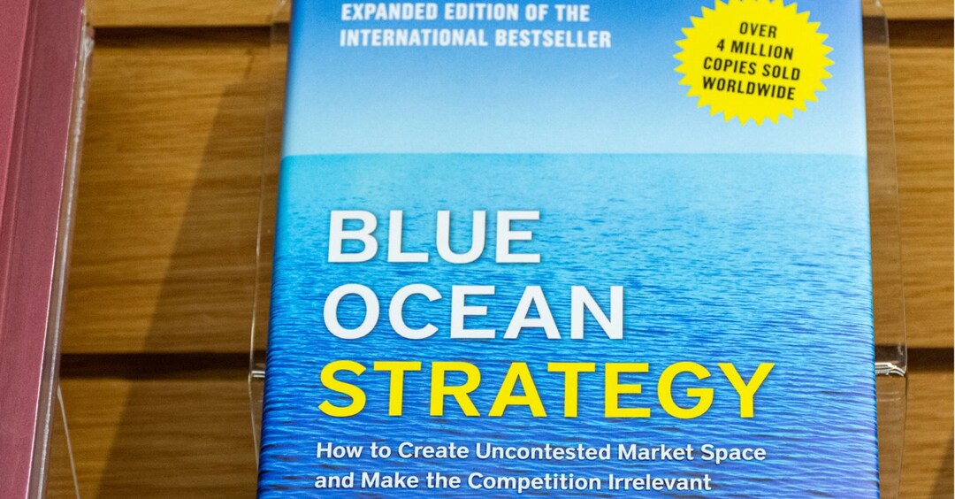 Blue Ocean Strategy là gì? 6 bước tìm kiếm thị trường mới cho doanh nghiệp 2026